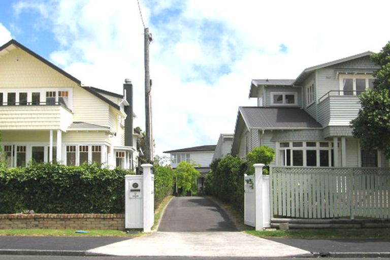 Photo of property in 9 Bridge View Road, Birkenhead, Auckland, 0626