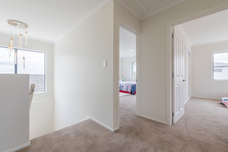 Photo of property in 9 Netherlands Avenue, Kelston, Auckland, 0602