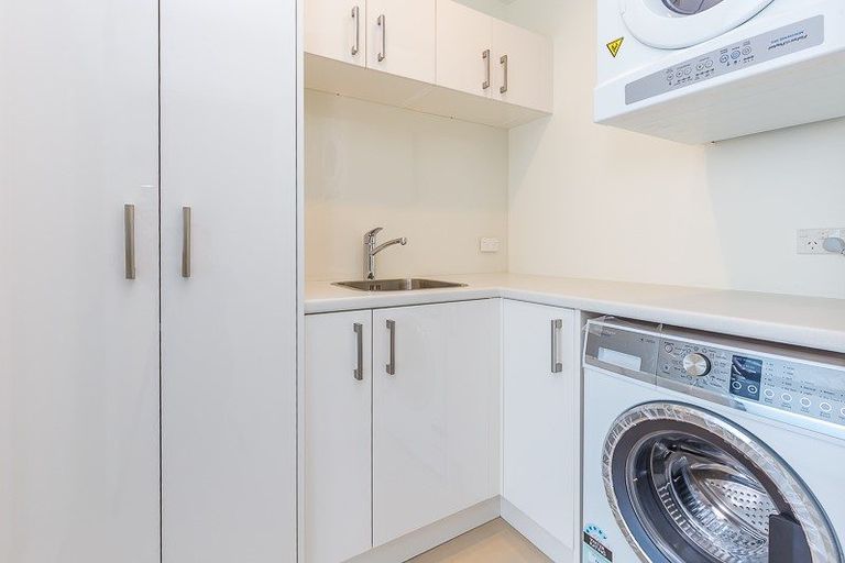 Photo of property in 6b Browns Bay Road, Rothesay Bay, Auckland, 0630