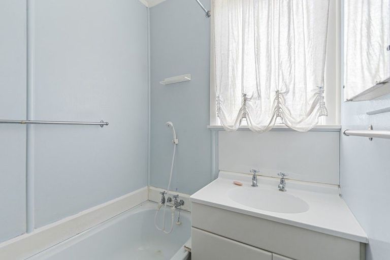 Photo of property in 8 Kelvin Place, Westown, New Plymouth, 4310