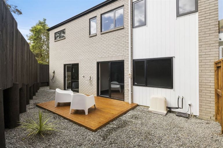 Photo of property in 10f Ballial Place, West Harbour, Auckland, 0618