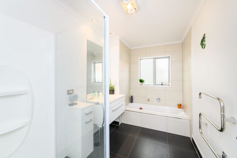 Photo of property in 3 D'urville Place, Kelvin Grove, Palmerston North, 4414