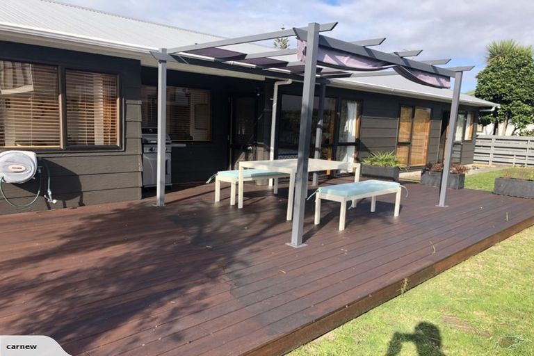 Photo of property in 38 Eruini Street, Waikanae Beach, Waikanae, 5036