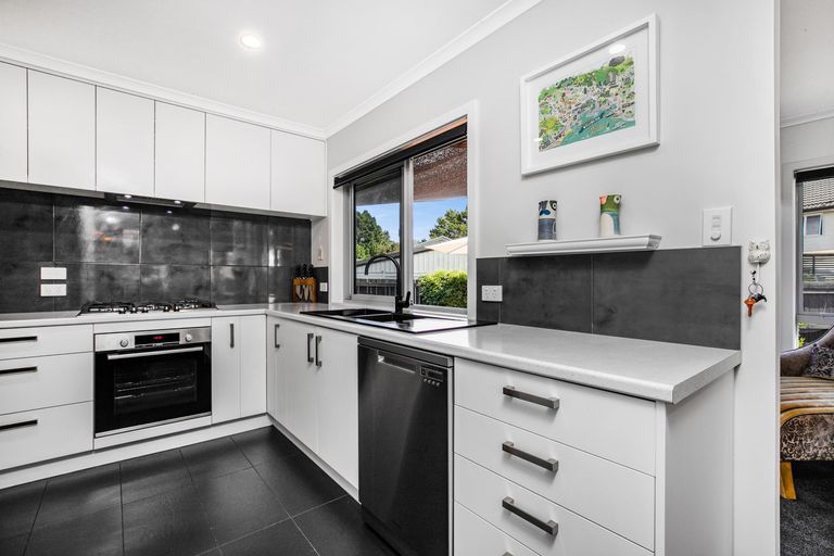 Photo of property in 14 Pinehurst Place, Wattle Downs, Auckland, 2103