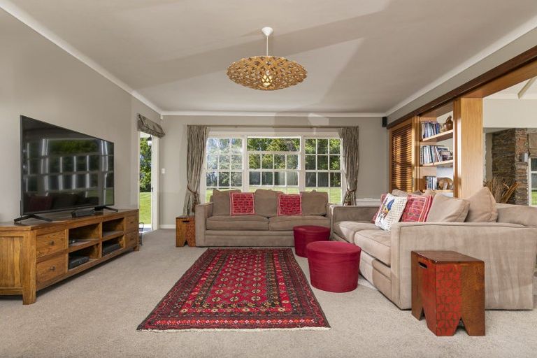 Photo of property in 21 Koraha Road, Kumeu, 0892