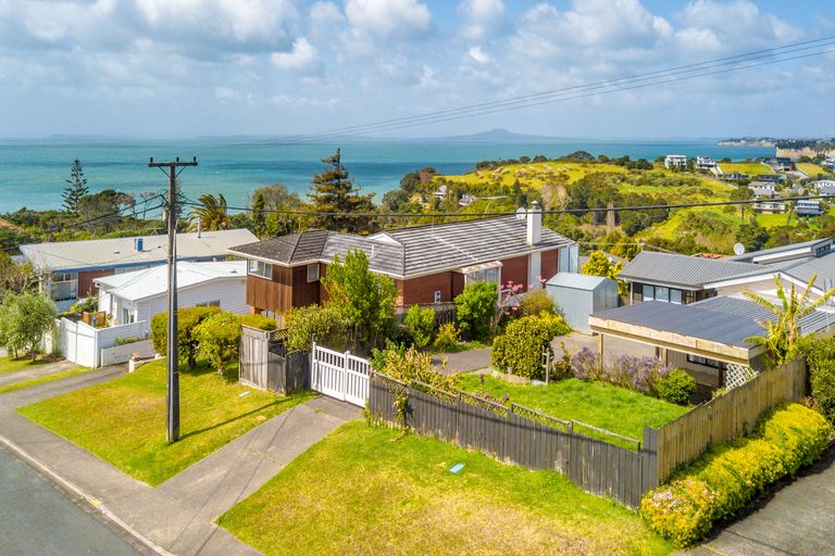Photo of property in 70 Wade River Road, Stanmore Bay, Whangaparaoa, 0932