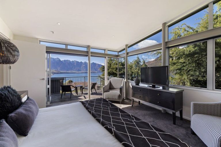 Photo of property in 6 Whitbourn Place, Fernhill, Queenstown, 9300
