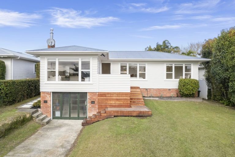 Photo of property in 31 Renata Crescent, Te Atatu Peninsula, Auckland, 0610