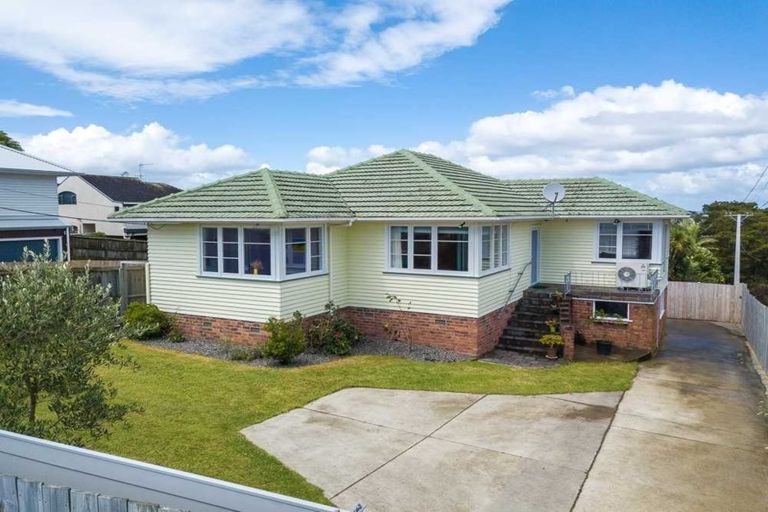 Photo of property in 73 Pupuke Road, Northcote, Auckland, 0627