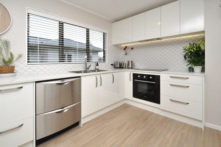 Photo of property in 27a Tahi Terrace, Glen Eden, Auckland, 0602