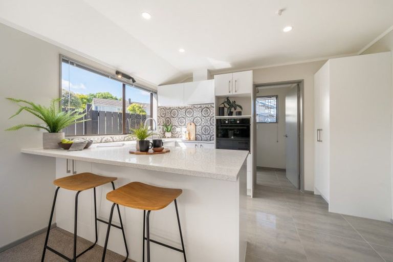 Photo of property in 2/41 Athlone Crescent, Avalon, Lower Hutt, 5011