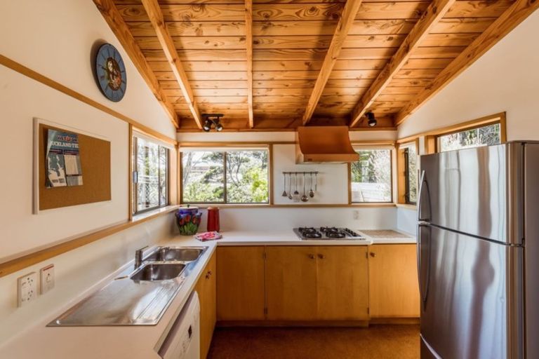 Photo of property in 70 Rayner Road, Piha, 0772