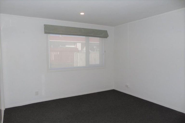 Photo of property in 17 Chetwode Grove, Newlands, Wellington, 6037