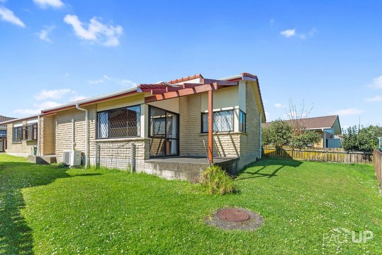Photo of property in 5 Bosnyak Drive, Te Atatu South, Auckland, 0610