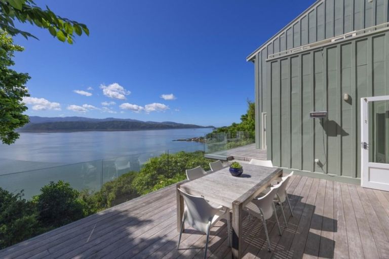 Photo of property in 63 Pretoria Road, Karaka Bays, Wellington, 6022