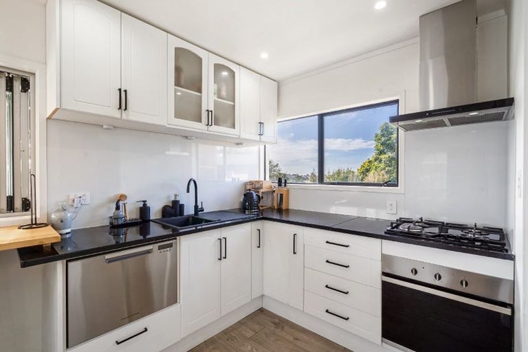 Photo of property in 2/20 Celeste Place, Totara Vale, Auckland, 0627