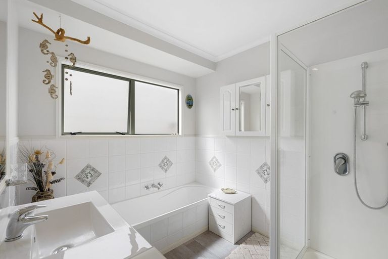 Photo of property in 14 Shelter Grove, Frankleigh Park, New Plymouth, 4310