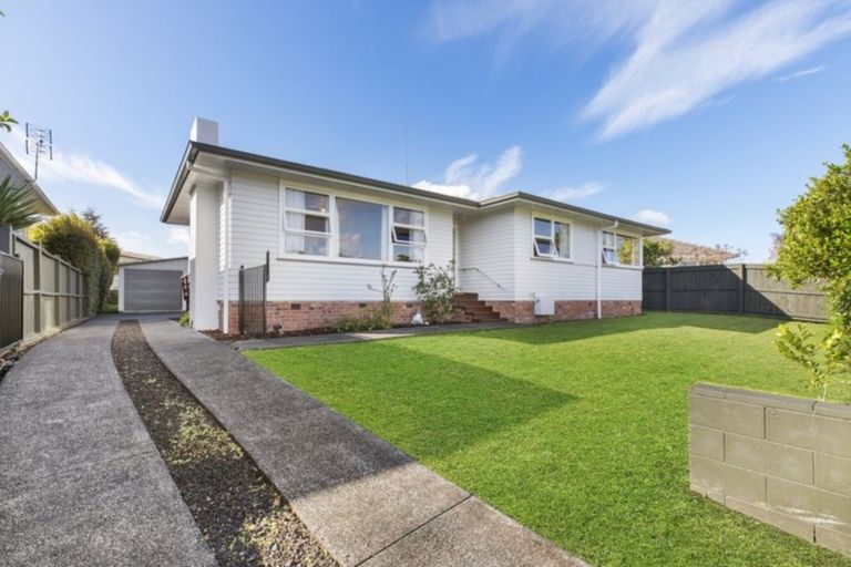 Photo of property in 39 Paragon Avenue, Beach Haven, Auckland, 0626