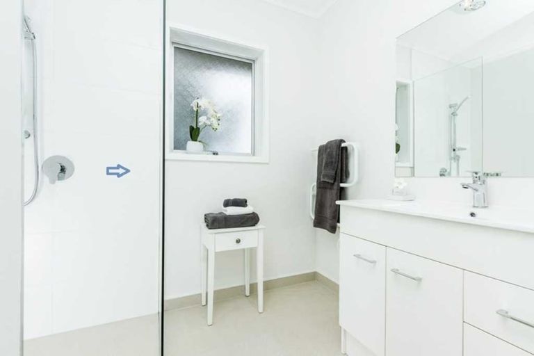 Photo of property in 2/8 Tobruk Crescent, Milford, Auckland, 0620