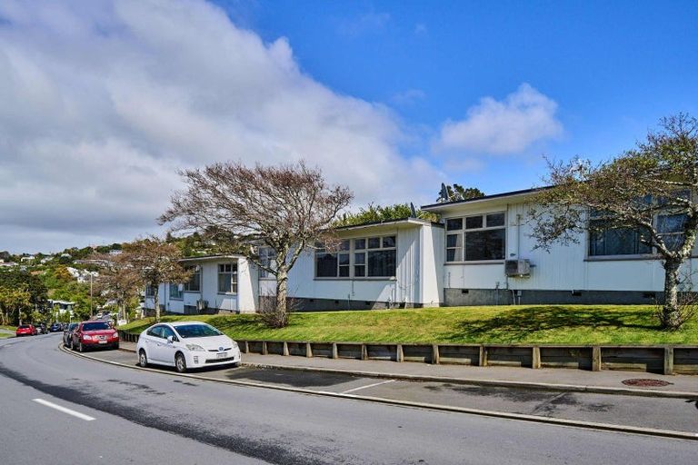 Photo of property in Batchelor Street Flats, 2-16 Batchelor Street, Newlands, Wellington, 6037
