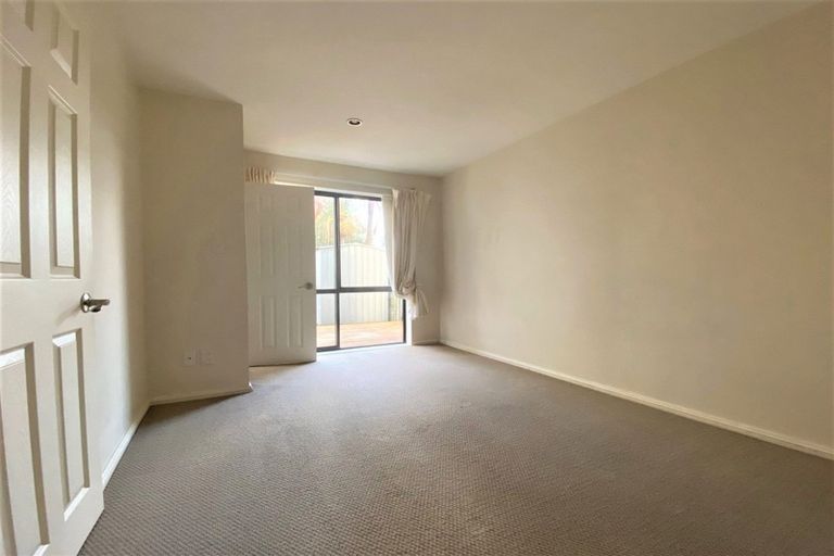 Photo of property in 4 Luxor Place, Massey, Auckland, 0614
