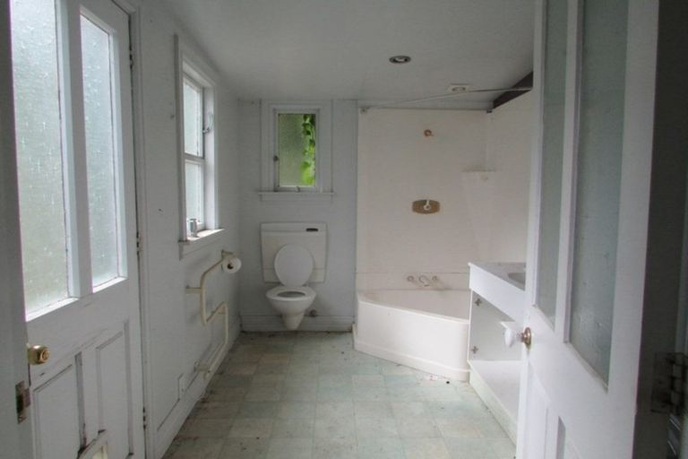 Photo of property in 70 Oxford Street, Lyttelton, 8082