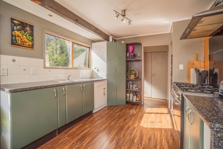 Photo of property in 2/13 Wirihana Road, Titirangi, Auckland, 0604