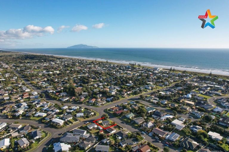 Photo of property in 42 Norfolk Crescent, Otaki Beach, Otaki, 5512