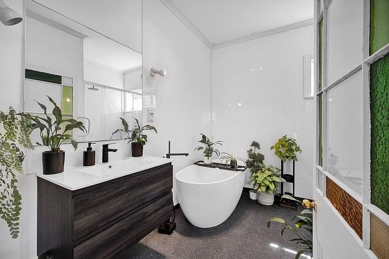 Photo of property in 5 Tawhiti Road, Hawera, 4610