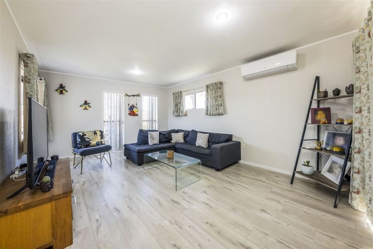 Photo of property in 2/1 Peguero Place, Totara Heights, Auckland, 2105