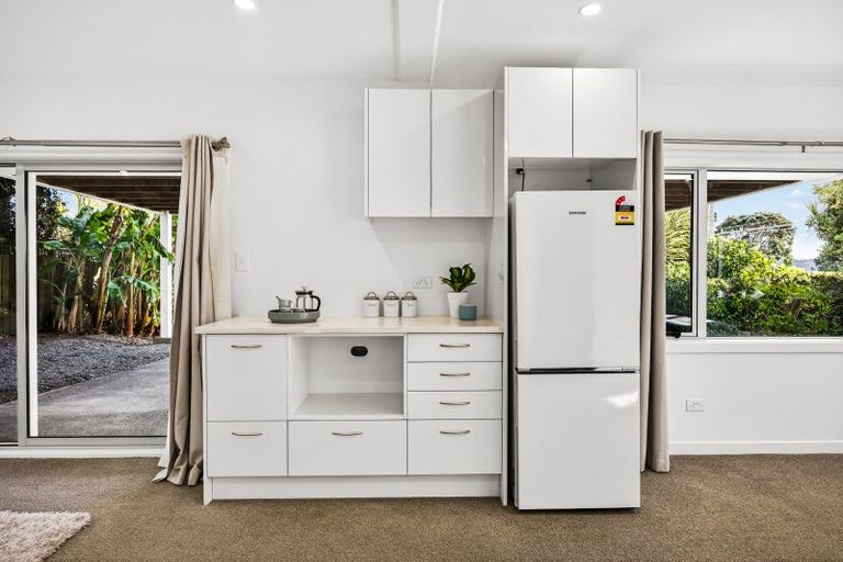 Photo of property in 70 Kiwi Esplanade, Mangere Bridge, Auckland, 2022
