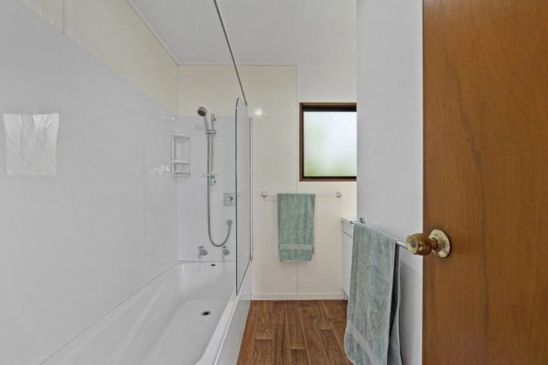 Photo of property in 1/32 Parakai Avenue, Parakai, 0830