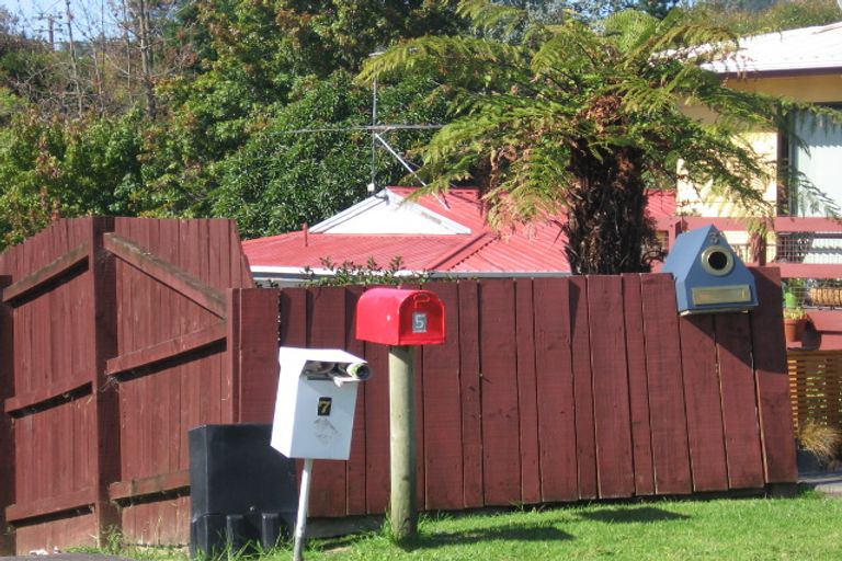 Photo of property in 5 Meadowvale Rise, Titirangi, Auckland, 0604