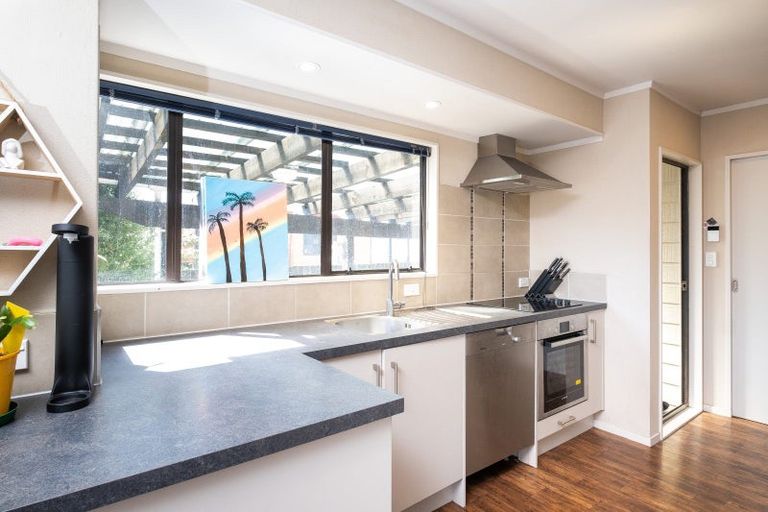 Photo of property in 16 Deakin Place, Clive, 4102