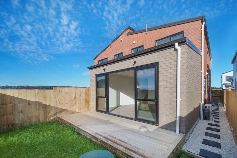 Photo of property in 12 Waimarie Drive, Karaka, 2578