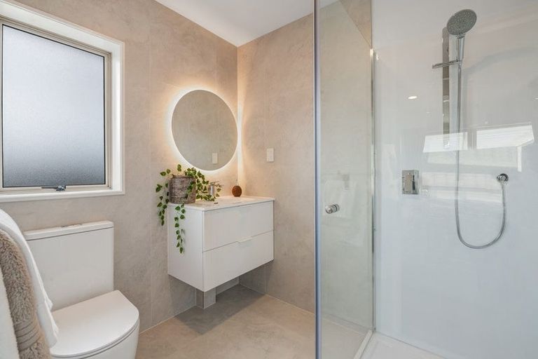 Photo of property in 6 Fulmar Way, Unsworth Heights, Auckland, 0632