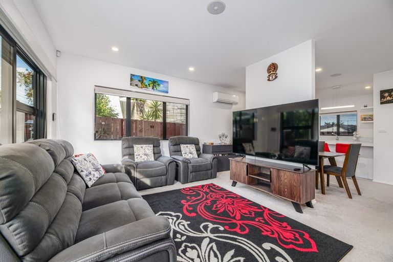 Photo of property in 5a Woodside Road, Massey, Auckland, 0614