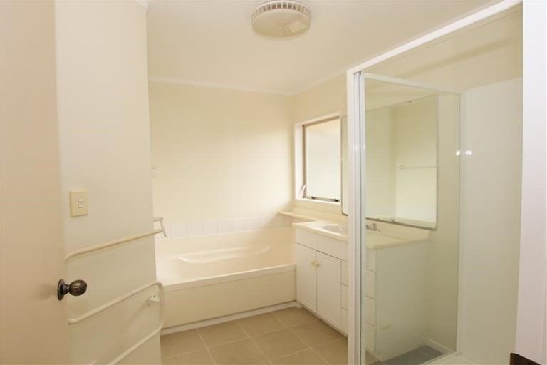 Photo of property in 25 Burswood Drive, Burswood, Auckland, 2013