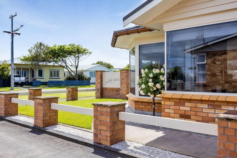Photo of property in 11 Grey Street, Hawera, 4610