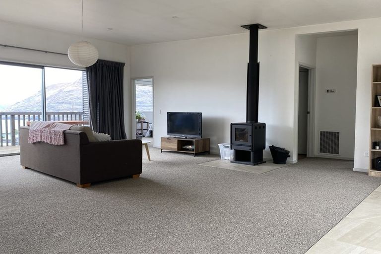 Photo of property in 45 Wynyard Crescent, Fernhill, Queenstown, 9300