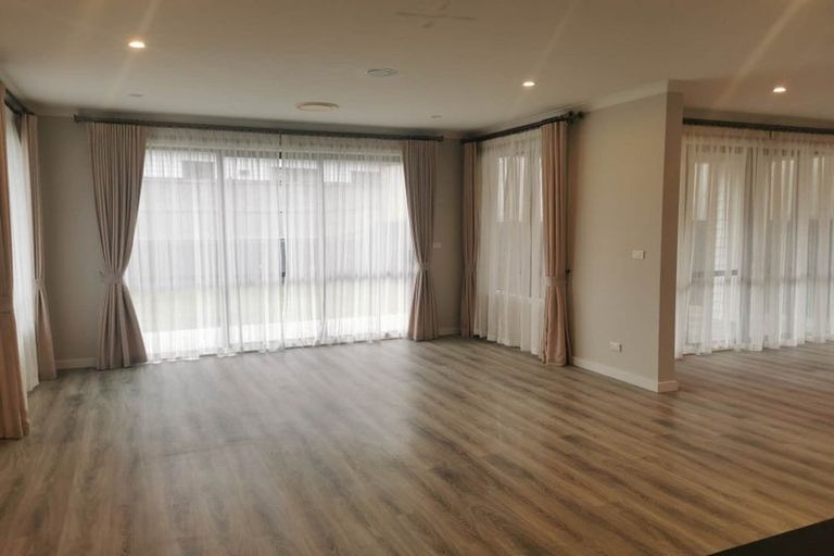 Photo of property in 21 Ascension Crescent, Orewa, 0931