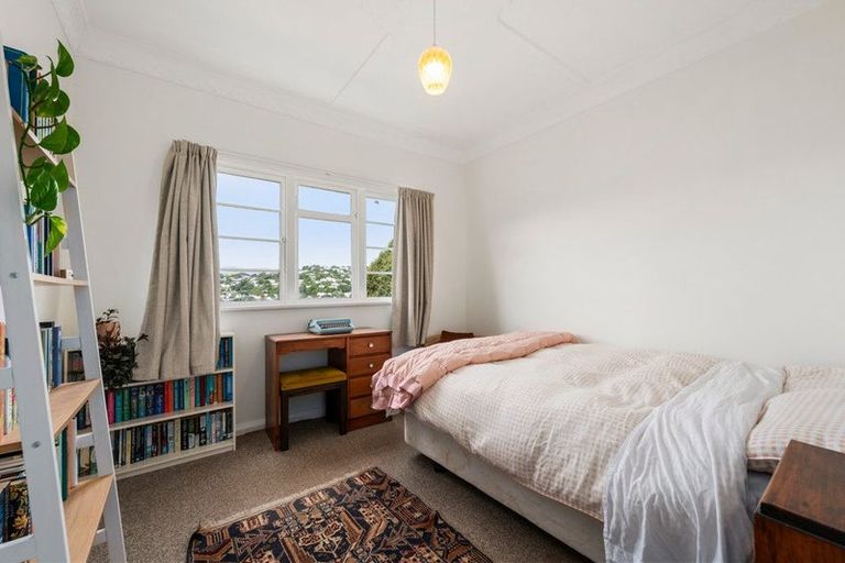 Photo of property in 76 Maupuia Road, Maupuia, Wellington, 6022