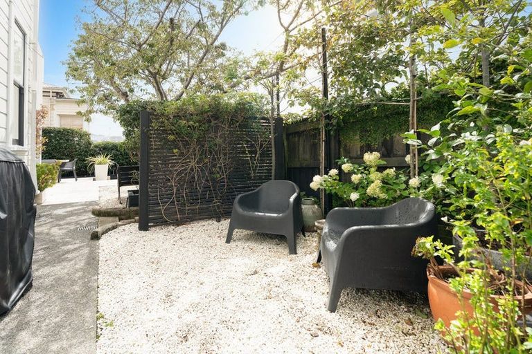 Photo of property in 18 Austin Street, Mount Victoria, Wellington, 6011