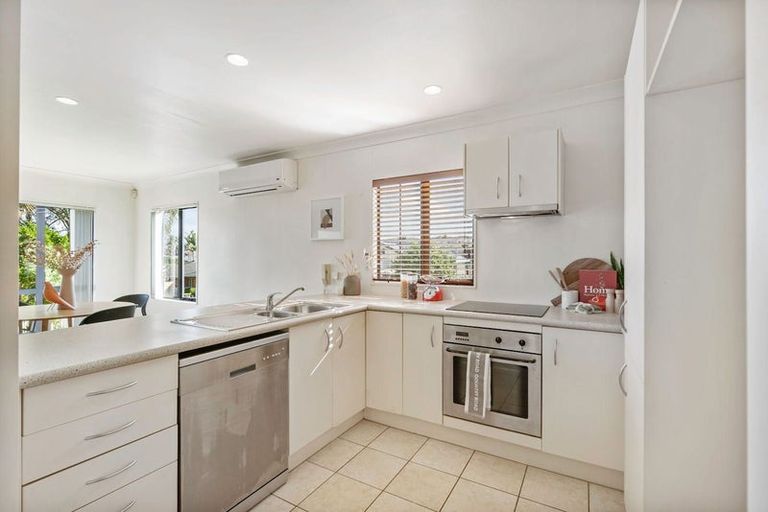 Photo of property in 1/14 Ponderosa Drive, Oteha, Auckland, 0632