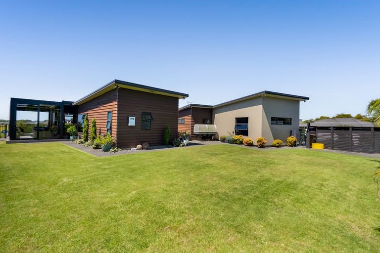 Photo of property in 15 Links Drive, Waiwhakaiho, New Plymouth, 4312