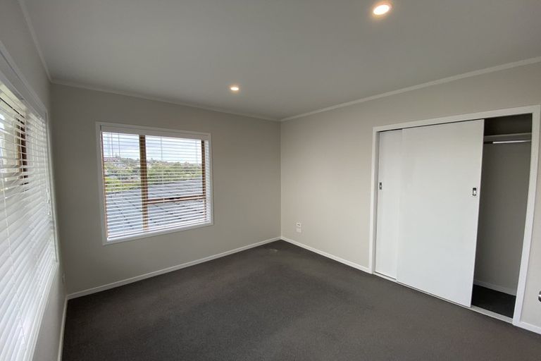 Photo of property in 1/32 Shanaway Rise, Hillcrest, Auckland, 0627