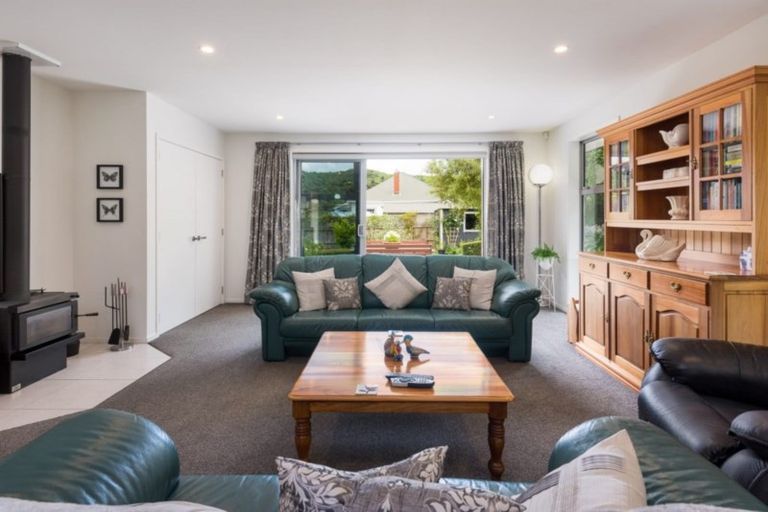 Photo of property in 88 Milton Terrace, Picton, 7220