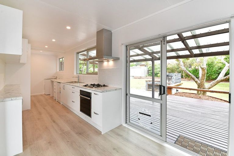 Photo of property in 24 Albatross Road, Red Beach, 0932