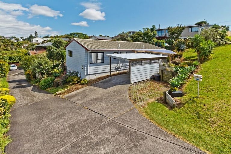 Photo of property in 1/1 Cheval Drive, Totara Vale, Auckland, 0629