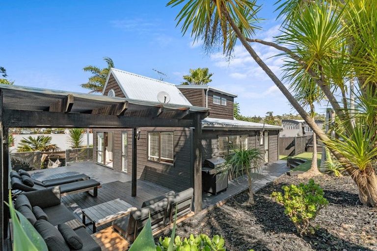 Photo of property in 2/31 Kiteroa Terrace, Rothesay Bay, Auckland, 0630